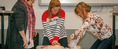 Tres personas realizan una práctica de una taller sanitario
