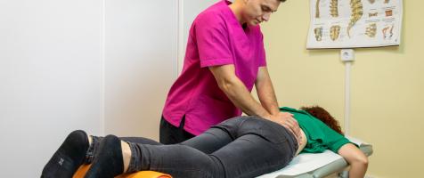 El fisioterapeuta Miguel Luna, en plena terapia con una paciente