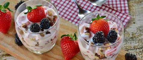 2 vasos de yogur con fresas y moras