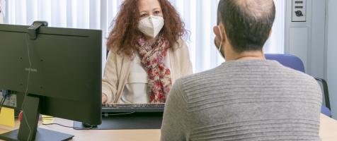 Técnica de empleo atendiendo a una persona con discapacidad