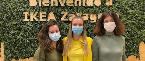 Célia Santacruz, técnica de Recursos Humanos en IKEA, junto a las técnicas de Dfaemplea, la agencia de colocación de Fundación Dfa