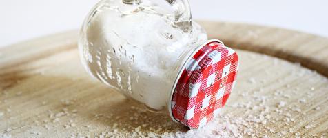 Salero derramado en una mesa