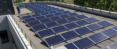 Placas solares en el edificio Josemi Monserrate de Dfa