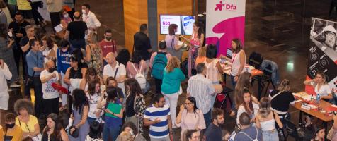 Multitud de personas frente al puesto de Fundación Dfa en el salón