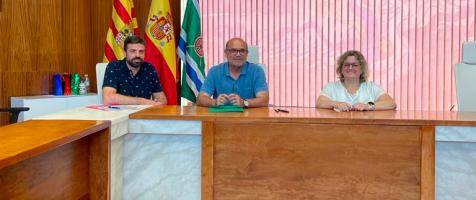El alcalde de Escatrón y Marta Valencia, en el acto de la firma del convenio