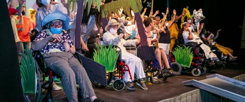 Participantes bailan sobre el escenario