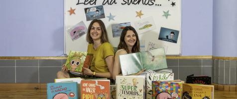 Laura Tremps y Rosana Alegre, rodeadas de libros