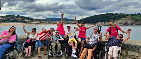 Usuarios y usuarias junto con voluntarios, a orillas del Cantábrico