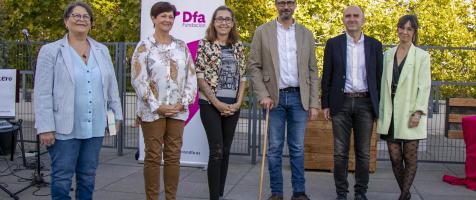 Los premiados y premiadas, con Enric Soley