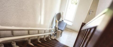 Escalera con elevador para personas con movilidad reducida