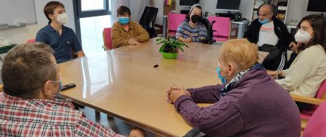 Alumnos y residentes charlan en torno a una mesa