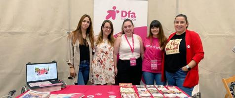 5 mujeres en un stand de Fundación Dfa