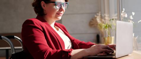 Una mujer maneja un ordenador portátil