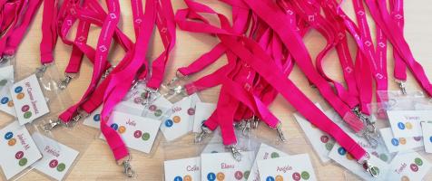 Tarjetas con los nombres de voluntarios y voluntarias