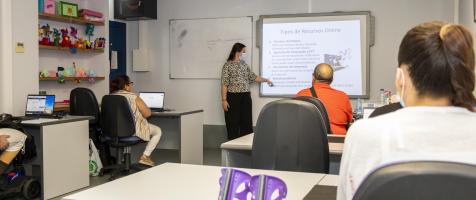 Una profesora imparte un taller de recursos online en Dfa