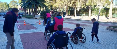 Varios niños en sillas de ruedas participando en la actividad