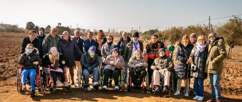 Residentes, usuarios, voluntarios y personal de Dfa, en la foto de familia