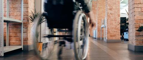 Una persona en silla de ruedas en una oficina