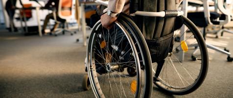 Persona con silla de ruedas en oficina