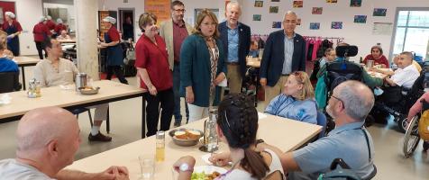 La delegada del Gobierno, en el comedor del centro de día