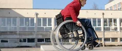 Una mujer asciende por una rampa con su silla de ruedas