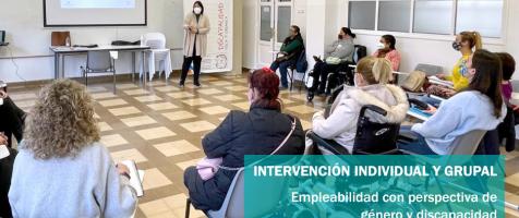 La imagen muestra una sala durante una de las actividades del programa. de espaldas, un grupo de mujeres asistentes sentadas en sillas. Al frente, la persona que imparte el taller explica la imagen que se ve en una pantalla. Además, se pueden leer distintos mensaje sobre el programa