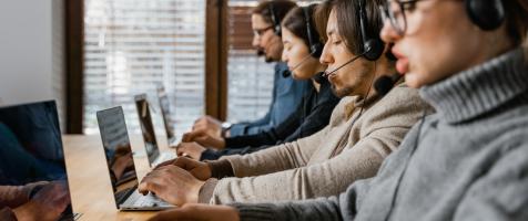 Varias personas trabajando en un call center
