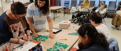 Una voluntaria con los usuarios del Centro de Día