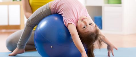 Niña sobre balón gigante