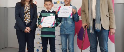 Los ganadores, junto a dos miembros de Fundación Dfa