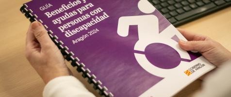 La guía en manos de una persona