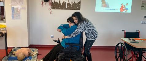 Maniobra de heimlich a una usuaria en silla de ruedas