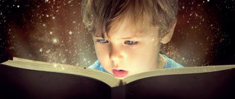 Niño leyendo un libro