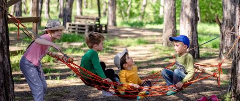 niños jugando en una actividad al aire libre