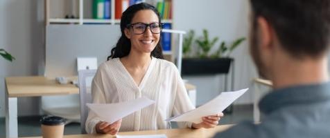 Una persona atiende a un usuario