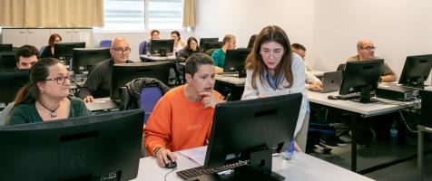 Una clase del curso sobre competencias digitales