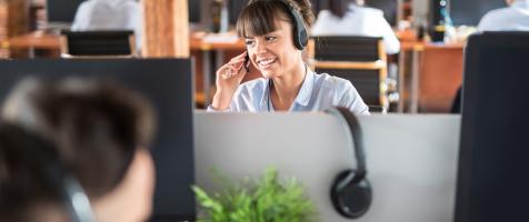 Una persona trabajando en un call center