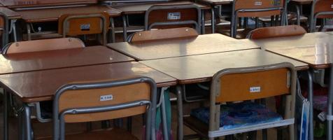 Mesas y sillas en un aula vacía