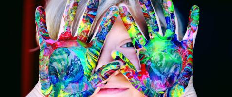 Niño con las manos coloreadas