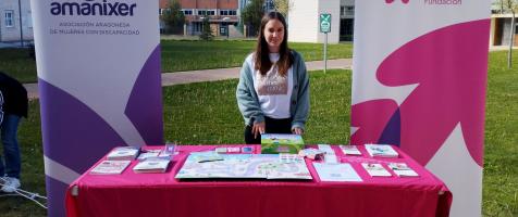 Stand de Fundación Dfa con la trabajadora social