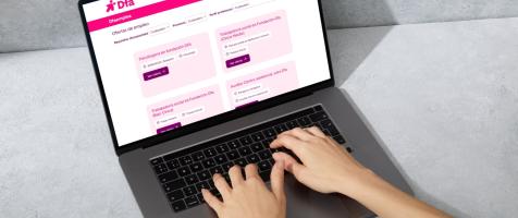 La página de ofertas de empleo de Dfa, en un portátil