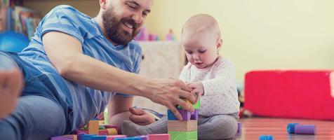 Un padre jugando con su hija