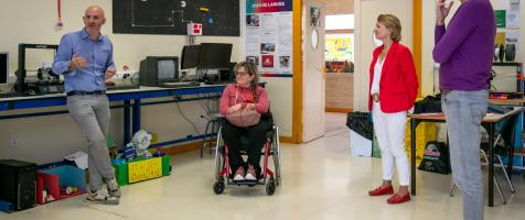 Marta Valencia, acompañada de la directora y profesores del colegio