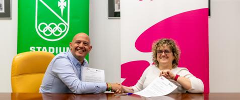 Jorge Sánchez y Marta Valencia se dan la mano en la firma del convenio