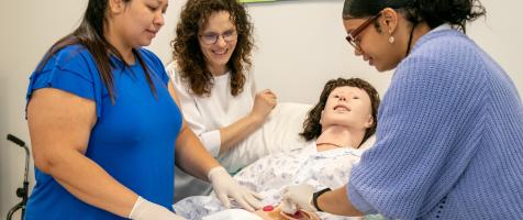 Dos alumnas y una profesora en una práctica