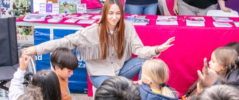 Alumnos de un colegio reciben información de una técnico de ocio