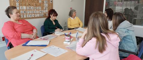 grupo reunido en torno a una mesa
