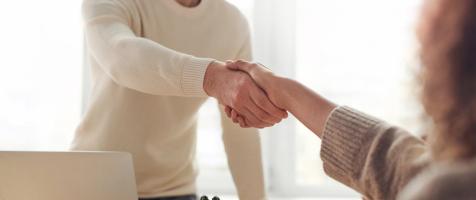 Apretón de manos entre dos personas