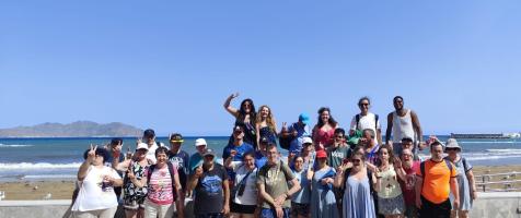 La imagen muestra a parte de las personas que han viajado en un paseo marítimo