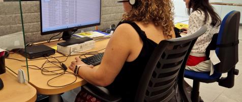 Técnico de encuestas en el call center